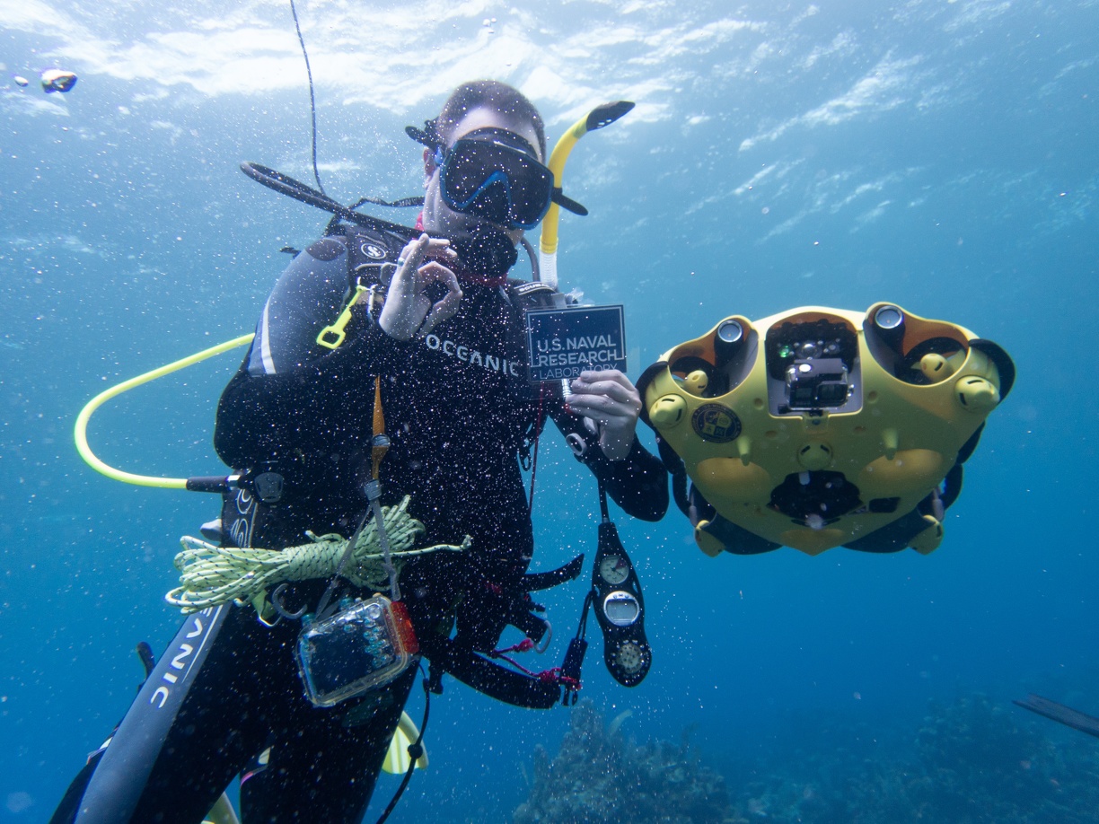 Here is a cute robot, please accept our workshop